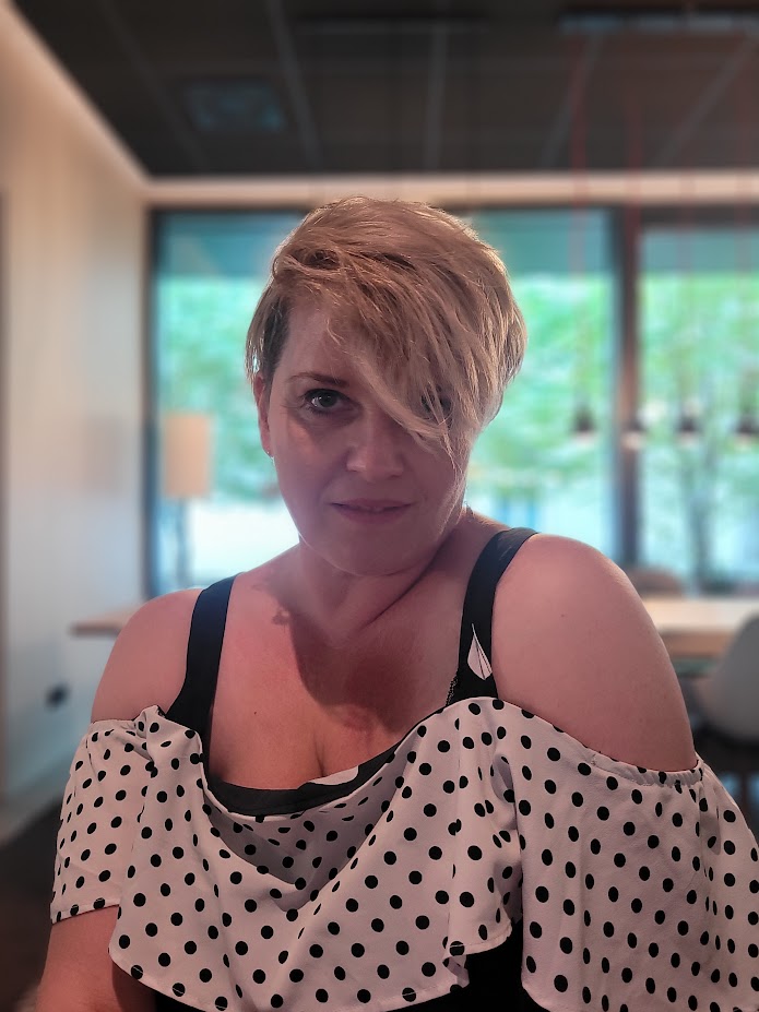 Katja Schneider als Porträtaufnahme in einem hellen Innenraum.